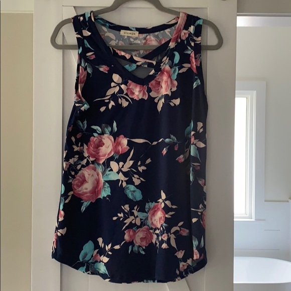 Floral top - Picture 1 of 2